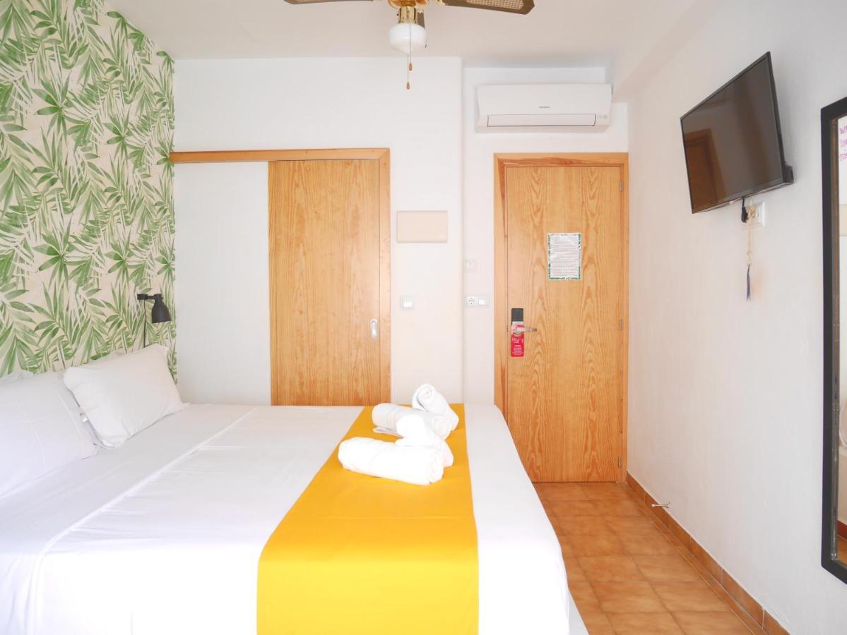 Nanit Rooms Ibiza Hostal Santa Eularia des Riu Room photo