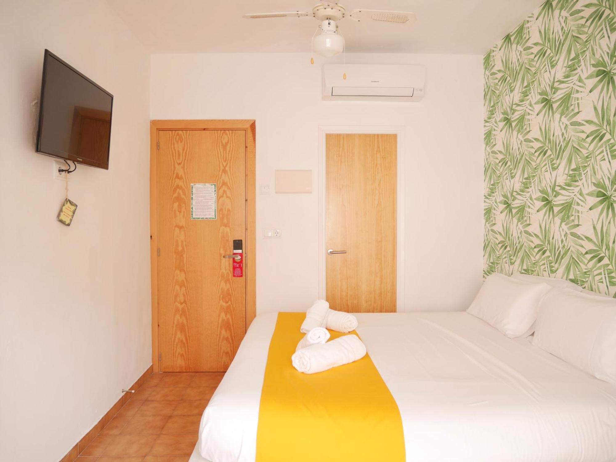 Nanit Rooms Ibiza Hostal Santa Eularia des Riu Room photo